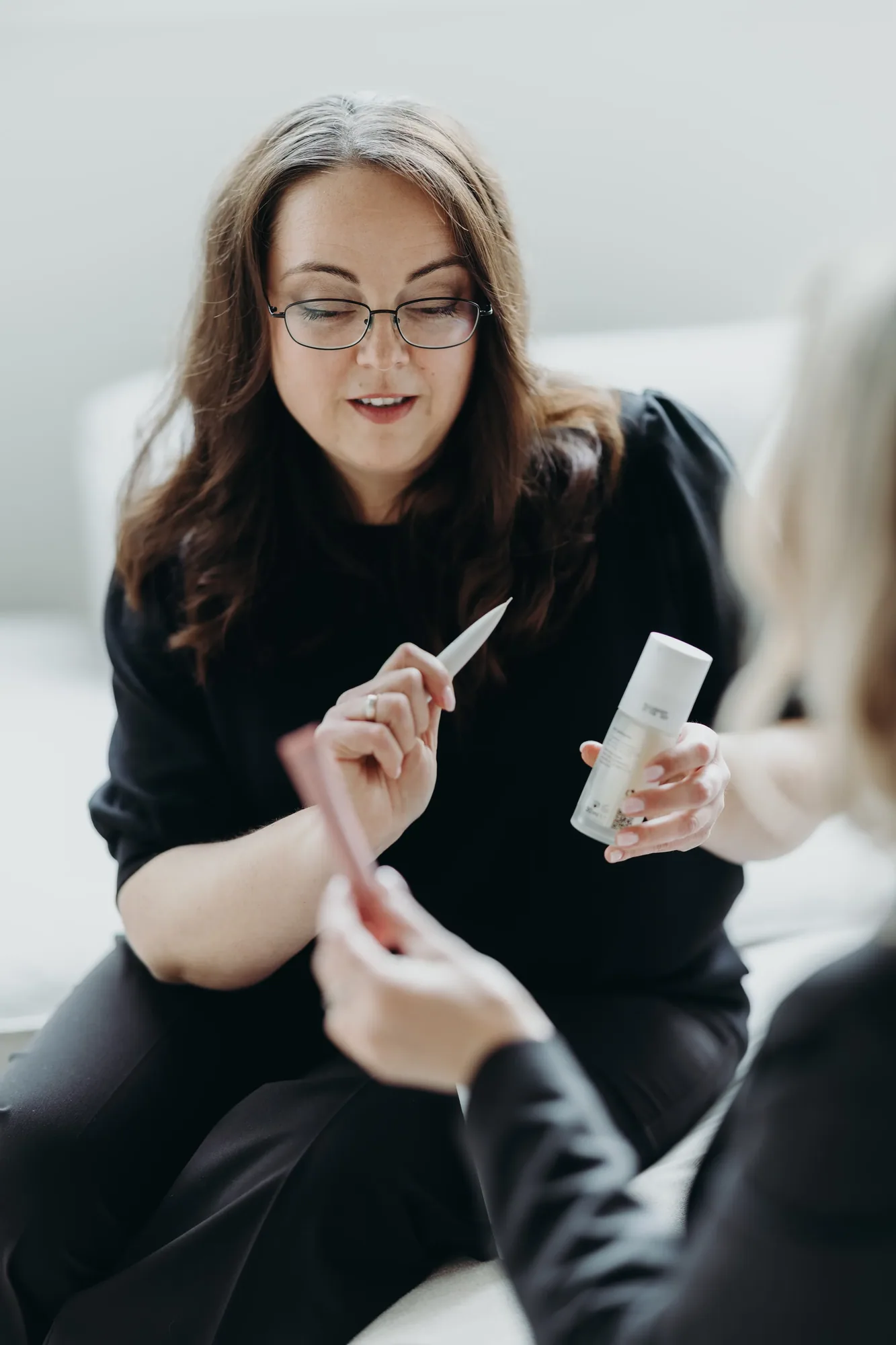 Marina Lübcke erklärt einer Kundin ein Serum und hält einen Teststreifen in der Hand